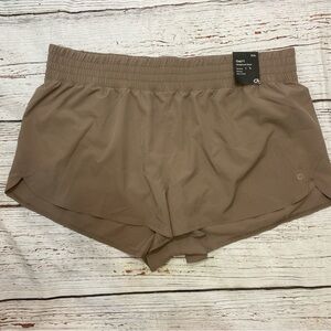 GAP Fit Runaround Athletic Shorts in Tan Size XXL Mid-Rise